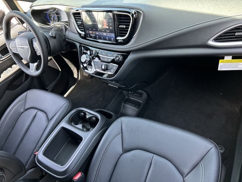 New 2026 Chrysler Pacifica Select FWD image 10