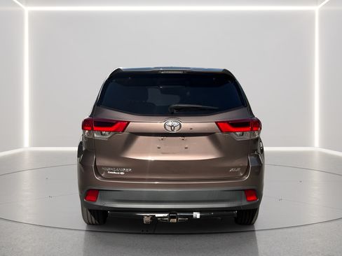 Used 2017 Toyota Highlander XLE FWD image 3