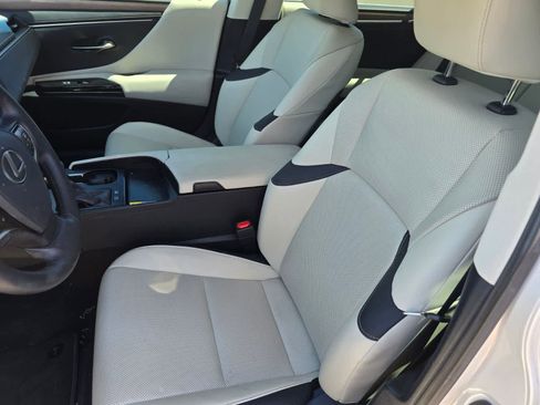 Used 2025 Lexus ES 300h w/ Premium Package FWD image 16