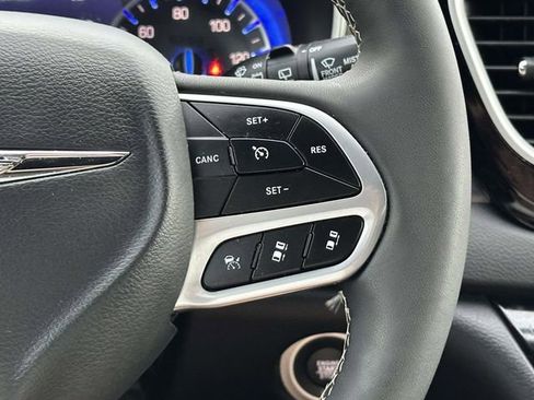 Used 2025 Chrysler Pacifica Select FWD image 22