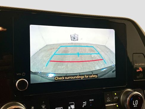 Used 2023 Toyota Highlander XSE FWD image 11
