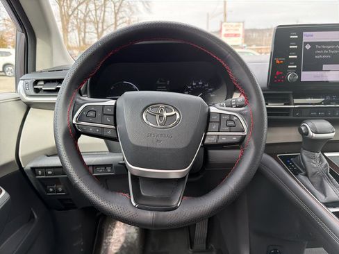 Used 2021 Toyota Sienna XLE FWD image 22