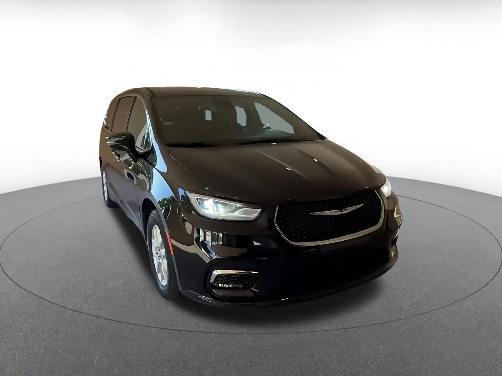 Used 2025 Chrysler Pacifica Select FWD image 3