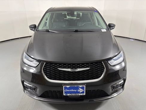 Used 2023 Chrysler Pacifica Touring-L FWD image 2