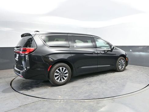 Used 2023 Chrysler Pacifica Touring-L FWD image 10