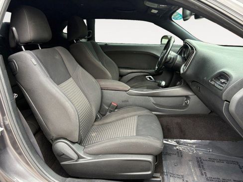 Used 2016 Dodge Challenger SXT RWD image 6