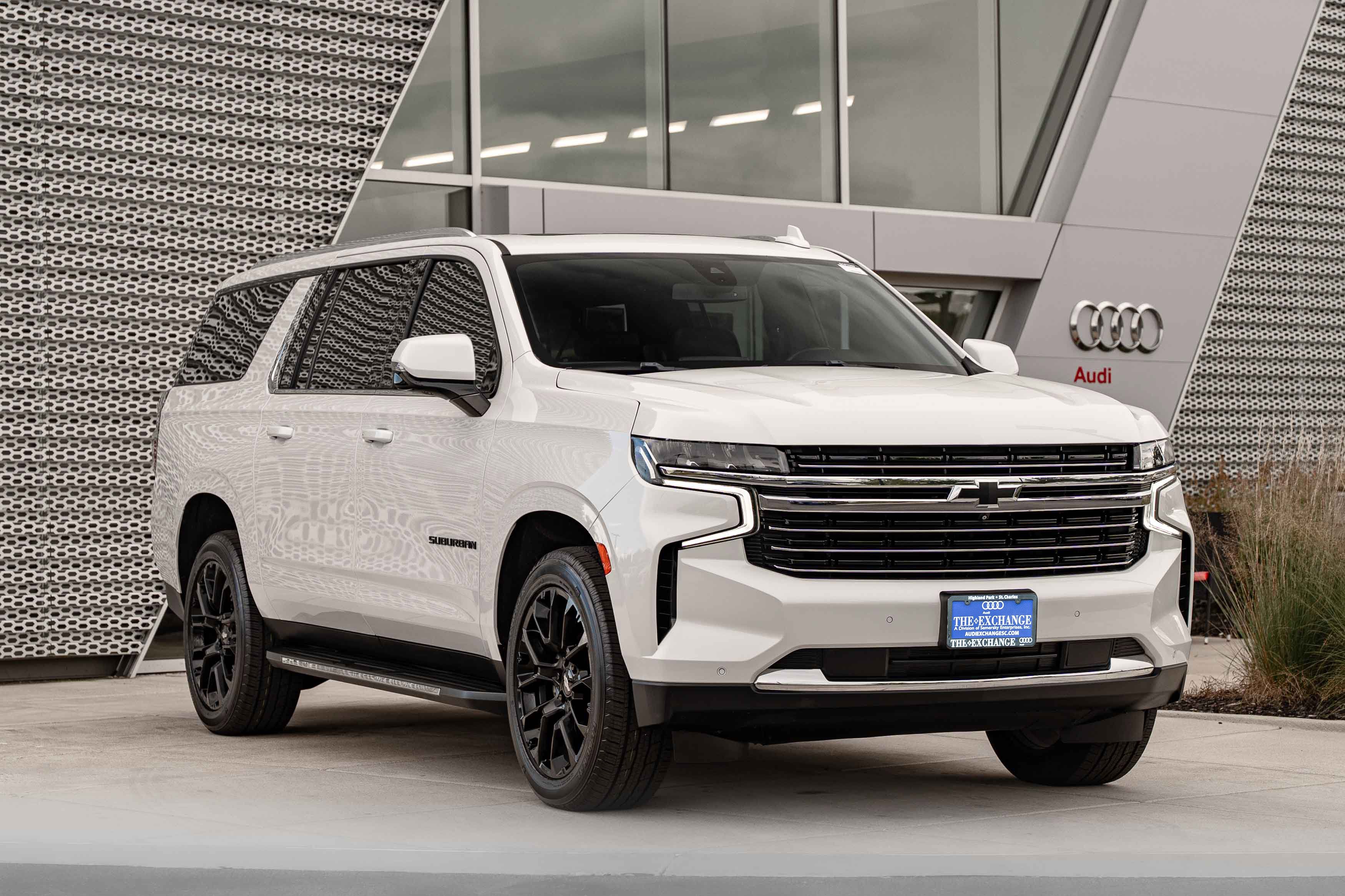 Used 2022 Chevrolet Suburban LT w/ LT Signature Package AWD/4WD image 1