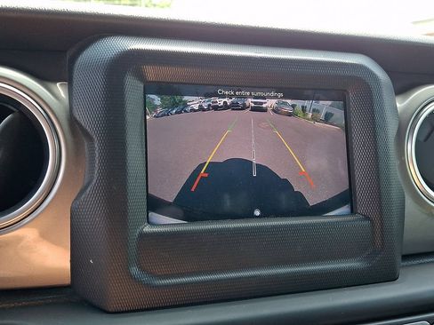 Used 2018 Jeep Wrangler Unlimited Sahara w/ Dual Top Group AWD/4WD image 20
