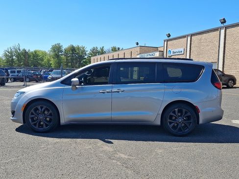 Certified 2020 Chrysler Pacifica Touring-L w/ Advanced Safetytec Group FWD image 4
