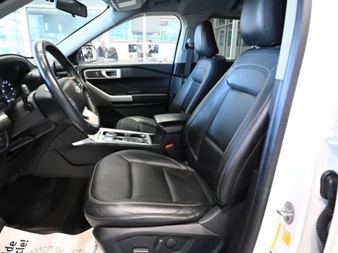 Used 2022 Ford Explorer XLT w/ Equipment Group 202A AWD/4WD image 9