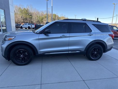 Used 2024 Ford Explorer XLT image 4