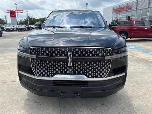 Used 2025 Lincoln Navigator Reserve AWD/4WD image 2