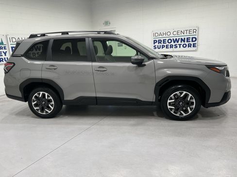 Used 2025 Subaru Forester Premium w/ Convenience Package #1 AWD/4WD image 9