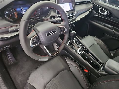 Used 2025 Jeep Compass Trailhawk AWD/4WD image 15