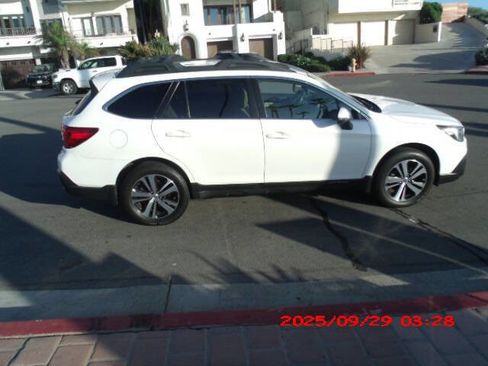 Used 2018 Subaru Outback 2.5i Limited image 2