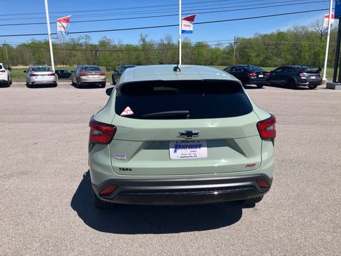 Used 2024 Chevrolet Trax RS w/ Sunroof Package FWD image 6