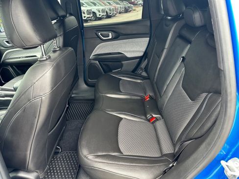 Used 2025 Jeep Compass Latitude w/ Convenience Group AWD/4WD image 32