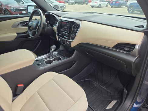 Used 2022 Chevrolet Traverse LS image 27