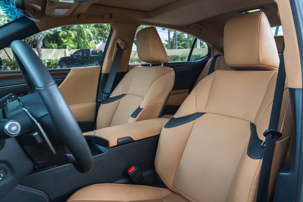 Used 2025 Lexus ES 300h w/ Premium Package FWD image 13