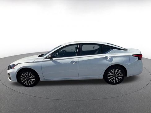 Used 2025 Nissan Altima 2.5 SV FWD image 10