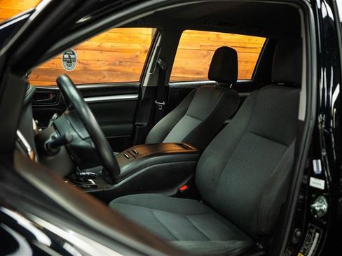 Used 2019 Toyota Highlander LE image 9