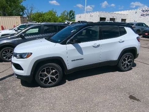 Used 2024 Jeep Compass Limited AWD/4WD image 3