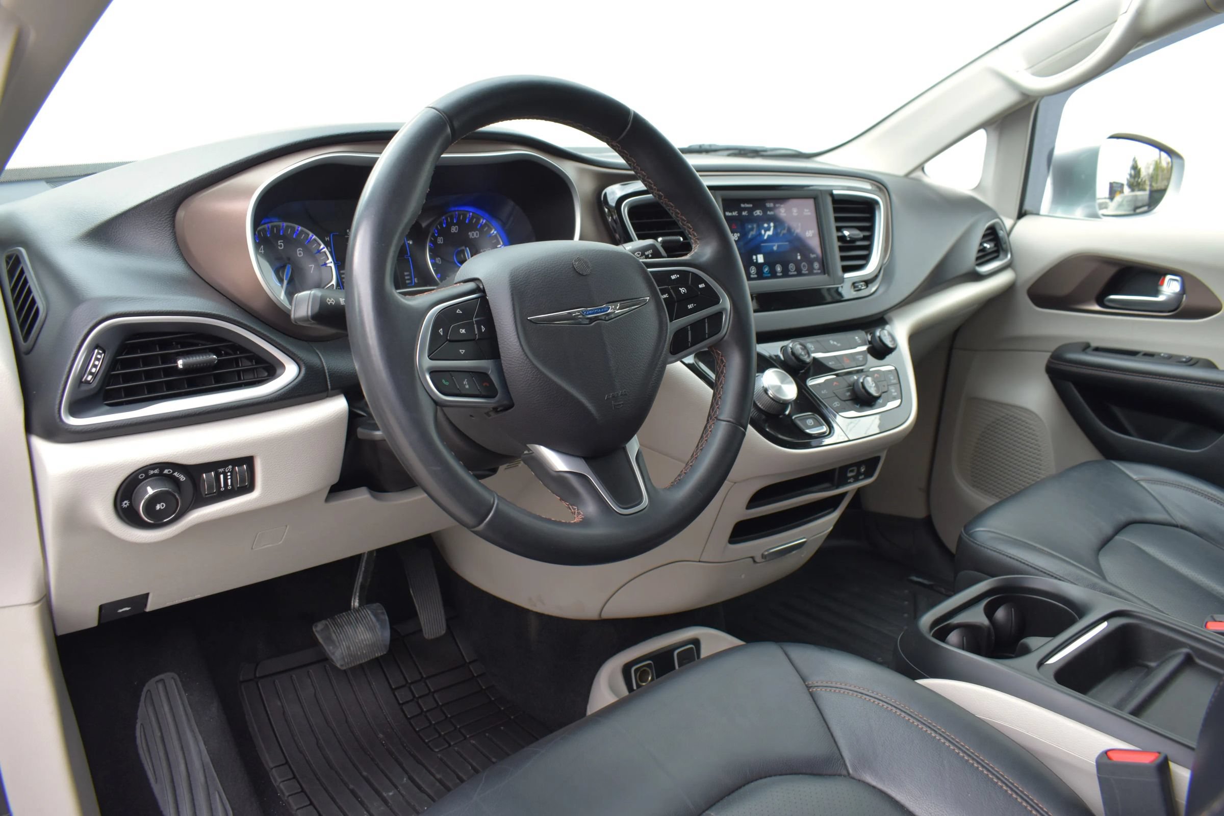 Used 2018 Chrysler Pacifica Touring-L FWD image 44