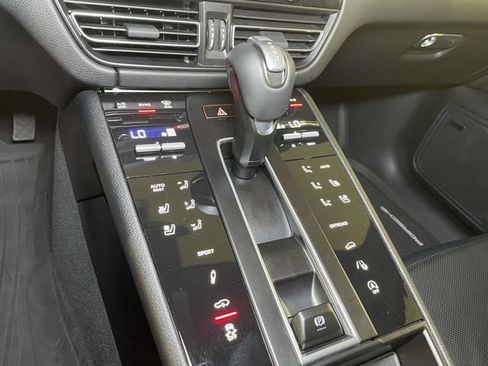 Certified 2026 Porsche Macan AWD/4WD image 32