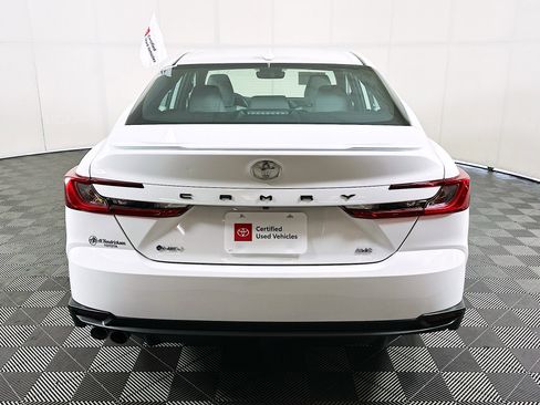 Used 2025 Toyota Camry SE w/ Convenience Package image 4