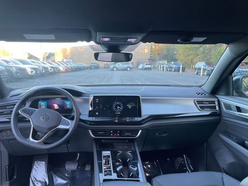 Used 2025 Volkswagen Atlas Cross Sport SE image 29