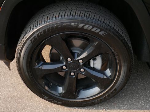 Used 2023 Jeep Grand Cherokee Altitude AWD/4WD image 15