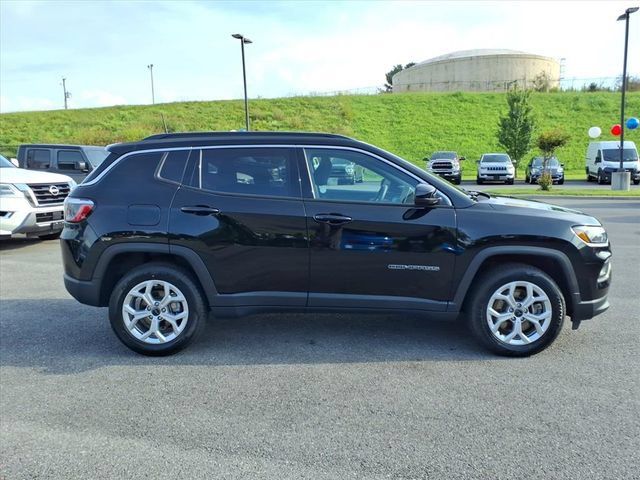 Used 2025 Jeep Compass Latitude w/ Sun & Sound Group AWD/4WD image 3