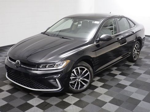 Used 2025 Volkswagen Jetta SE w/ Sunroof Package FWD image 2