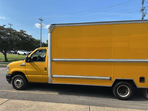 Used 2022 Ford E-350 and Econoline 350 Super Duty RWD image 7