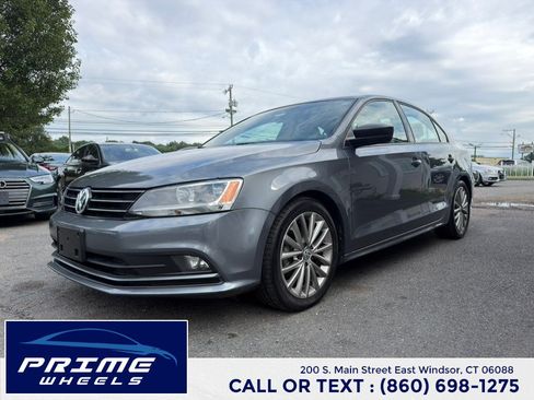 Used 2015 Volkswagen Jetta Sport FWD image 3