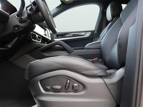 Used 2025 Porsche Cayenne Coupe image 36