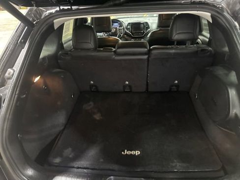 Used 2019 Jeep Cherokee Overland w/ Technology Group AWD/4WD image 5