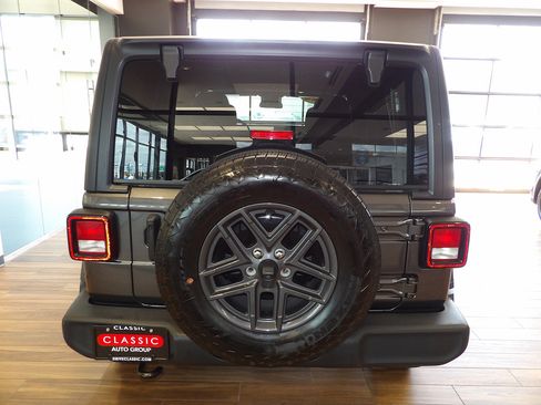 Used 2024 Jeep Wrangler Unlimited Sport AWD/4WD image 7