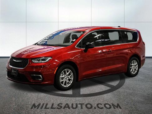 Used 2025 Chrysler Pacifica Select FWD image 2