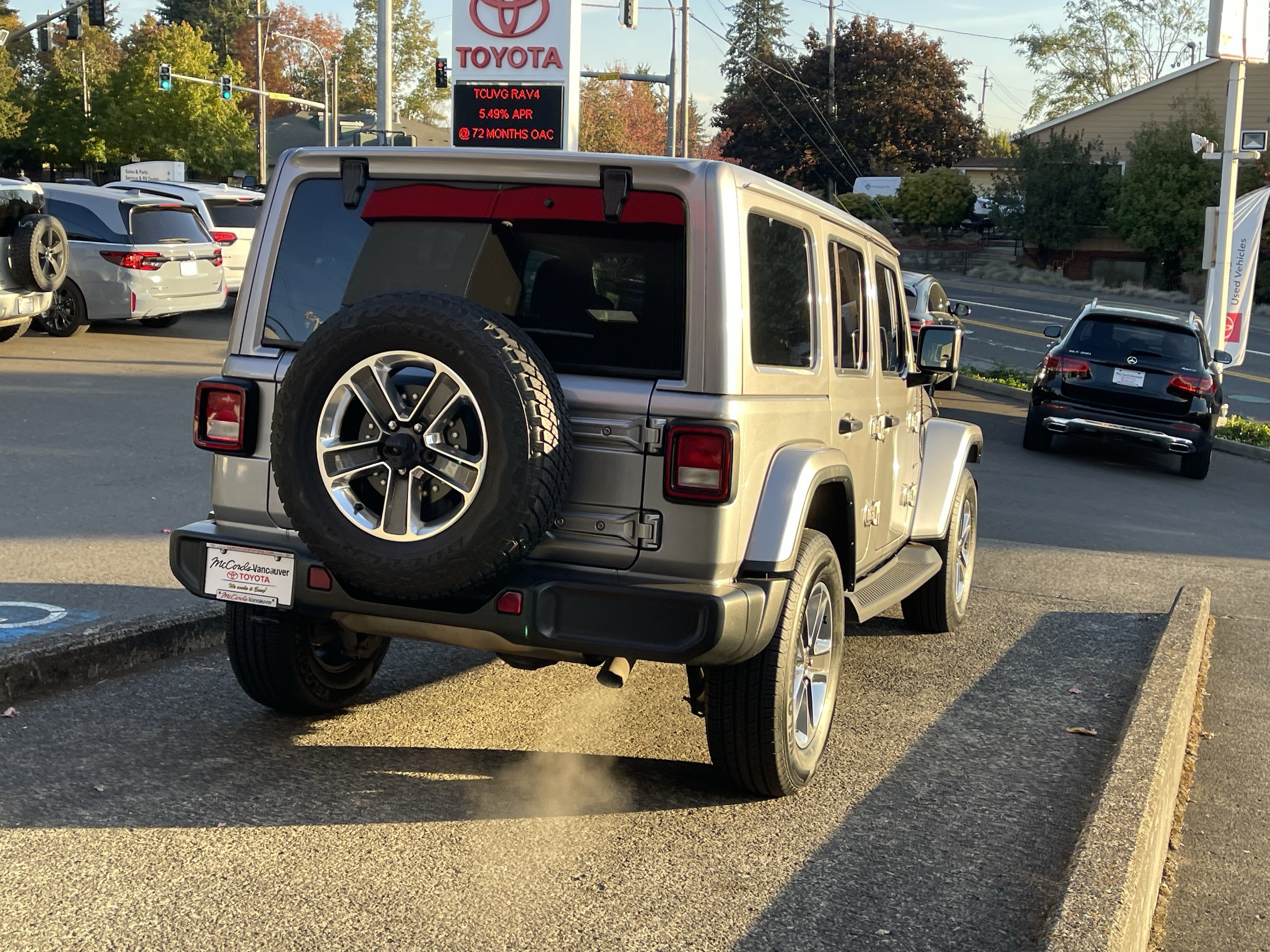 Used 2018 Jeep Wrangler Unlimited Sahara AWD/4WD image 6