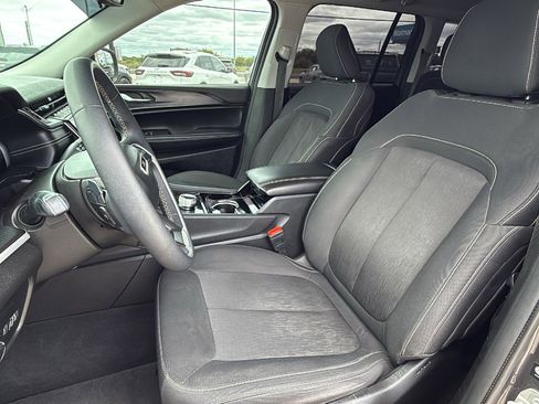 Used 2023 Jeep Grand Cherokee Laredo RWD image 13