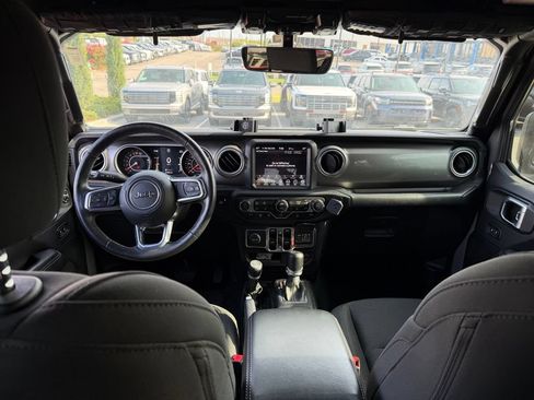 Used 2018 Jeep Wrangler Unlimited Sahara w/ Dual Top Group AWD/4WD image 4