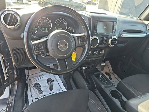 Used 2017 Jeep Wrangler Unlimited Sahara w/ Connectivity Group AWD/4WD image 16