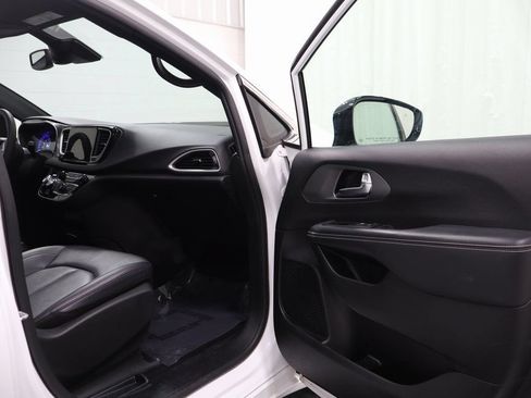 Used 2025 Chrysler Pacifica Select FWD image 15