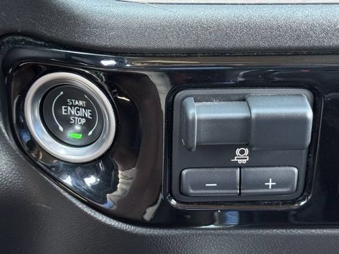 Used 2023 GMC Sierra 1500 SLT AWD/4WD image 19