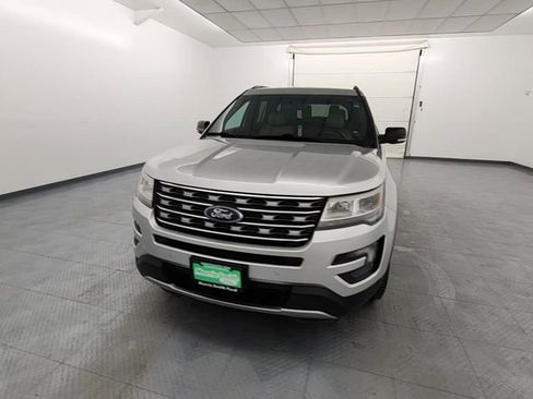 Used 2016 Ford Explorer XLT w/ Equipment Group 202A image 2