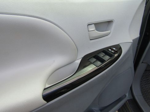 Used 2013 Toyota Sienna LE w/ Towing Pkg FWD image 24
