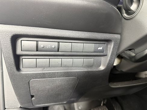 Used 2025 Mitsubishi Outlander AWD image 23