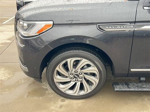 Used 2022 Lincoln Navigator Reserve image 9