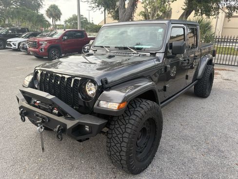 Used 2022 Jeep Gladiator Sport AWD/4WD image 3